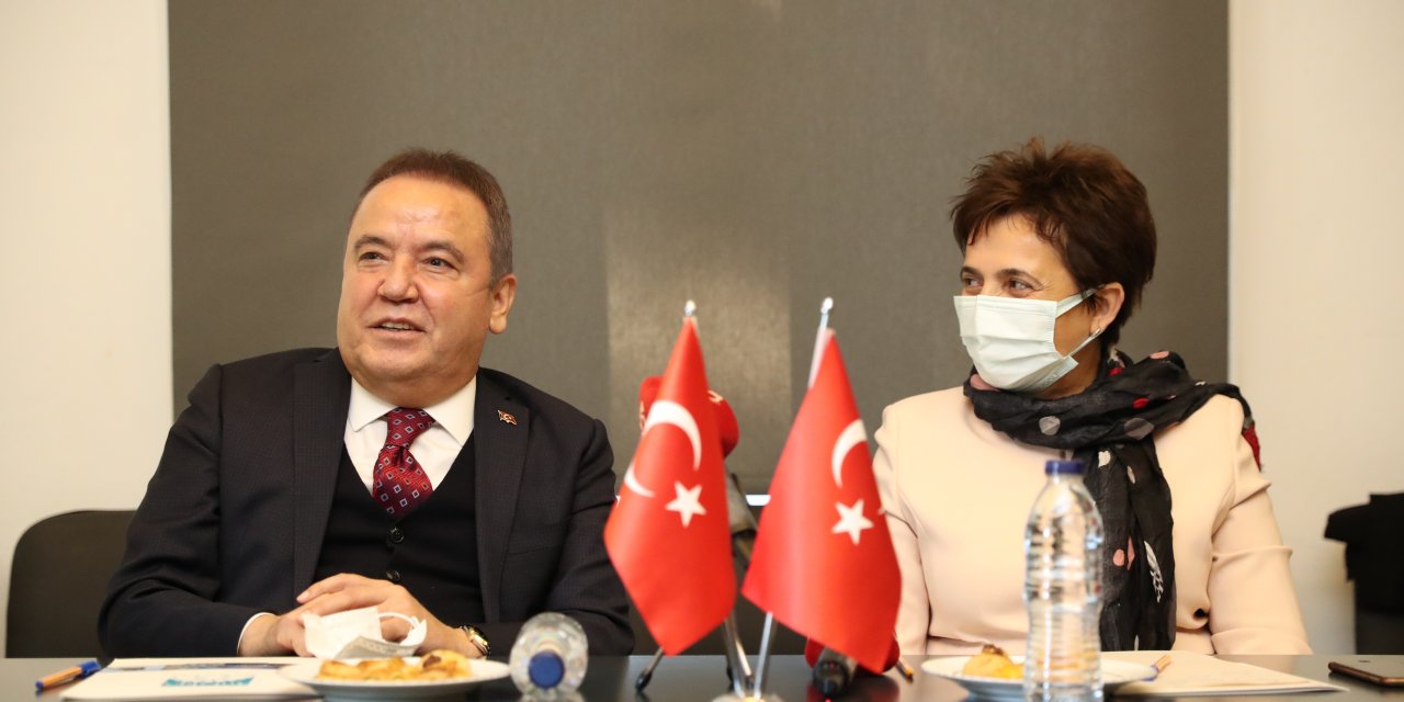 MUHİTTİN BÖCEK, ANTALYA KENT KONSEYİ’Nİ ZİYARET ETTİ