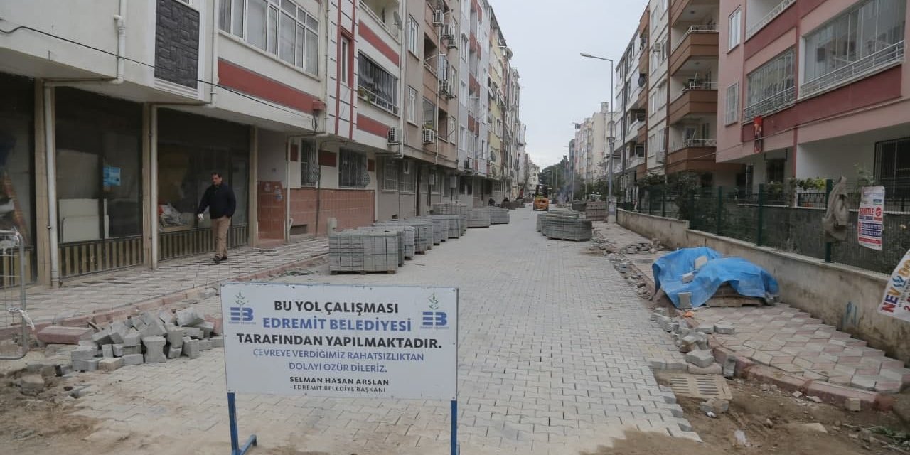 EDREMİT BELEDİYESİ YOL ÇALIŞMALARINA DEVAM EDİYOR