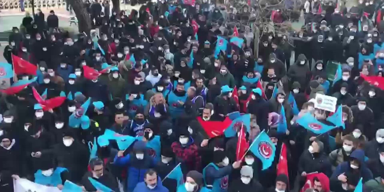 TÜRK METAL ÜYELERİ, İŞVEREN SENDİKASI MESS’İN ZAM TEKLİFİNİ PROTESTO ETTİ: “ONURUMUZU ÇİĞNETMEYİZ”