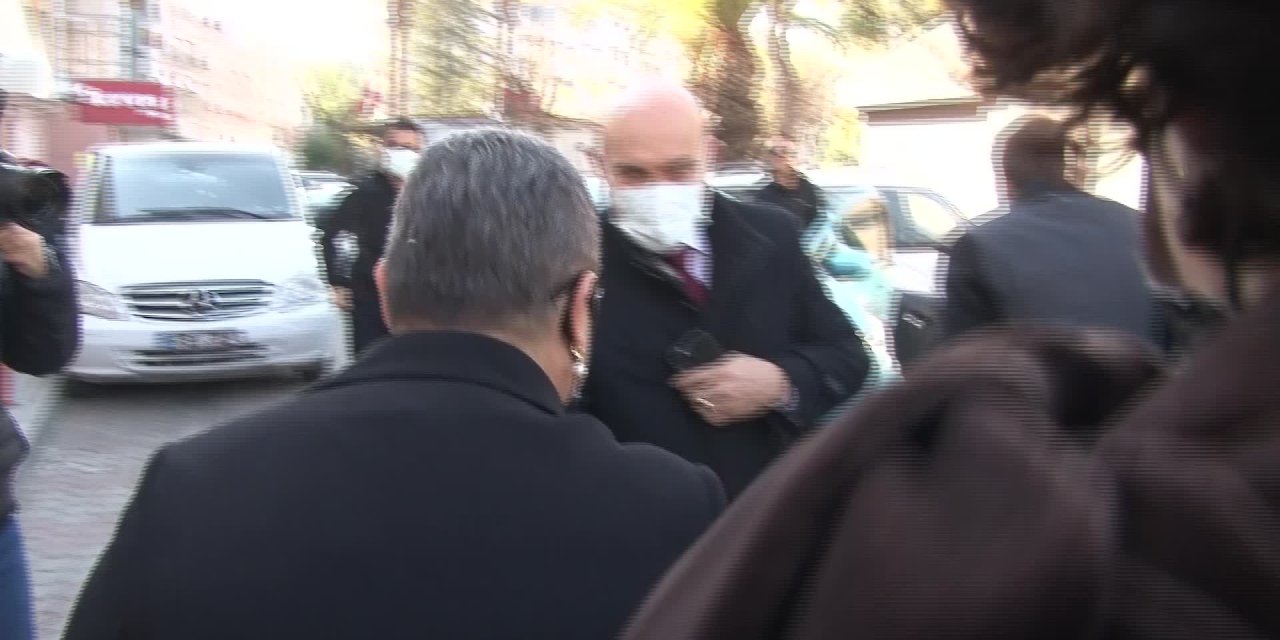 TUNÇ SOYER, MEZUN OLDUĞU İLKOKULU ZİYARET ETTİ