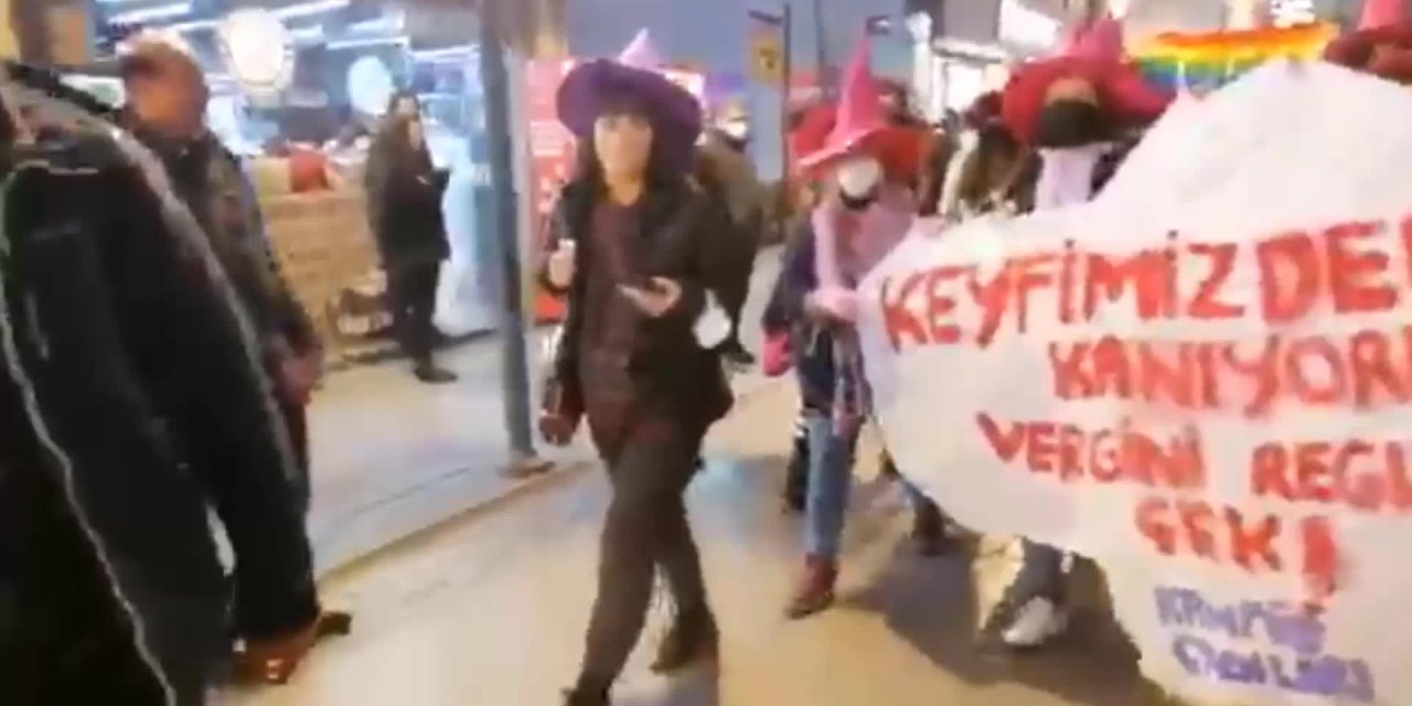 İZMİR'DE HİJYENİK PEDLERDEN ALINAN VERGİLER PROTESTO EDİLDİ