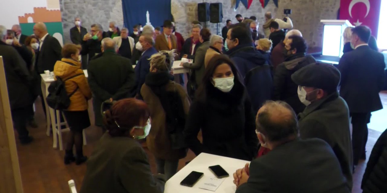 İZMİR ART PLATFORMU TANITILDI. BAŞKAN SOYER: "AMACIMIZ ÇÖLLEŞEN İKLİMİMİZDE DAHA ÇOK İNSANI KÜLTÜR SANAT ÜRETİCİSİYLE BULUŞTURMAK"