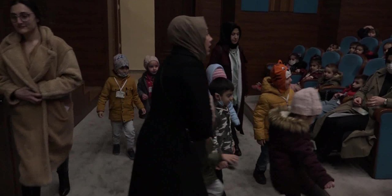 ESENYURT BELEDİYESİ’NDEN ÇOCUKLARA HAYVANLARI SEVDİREN GÖSTERİ