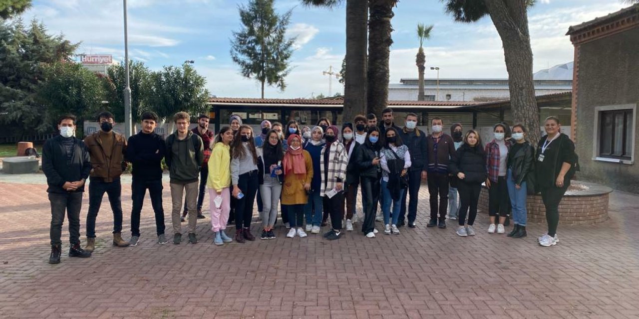 İZMİR, ÜNİVERSİTELİ GENÇLERE KENT TURLARIYLA TANITILIYOR