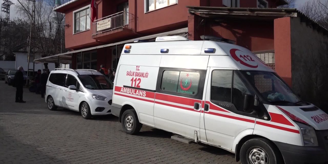 AŞI OLMAYA GİDEMEYEN YAŞLILARA KÖYDE TOPLU AŞI YAPILDI