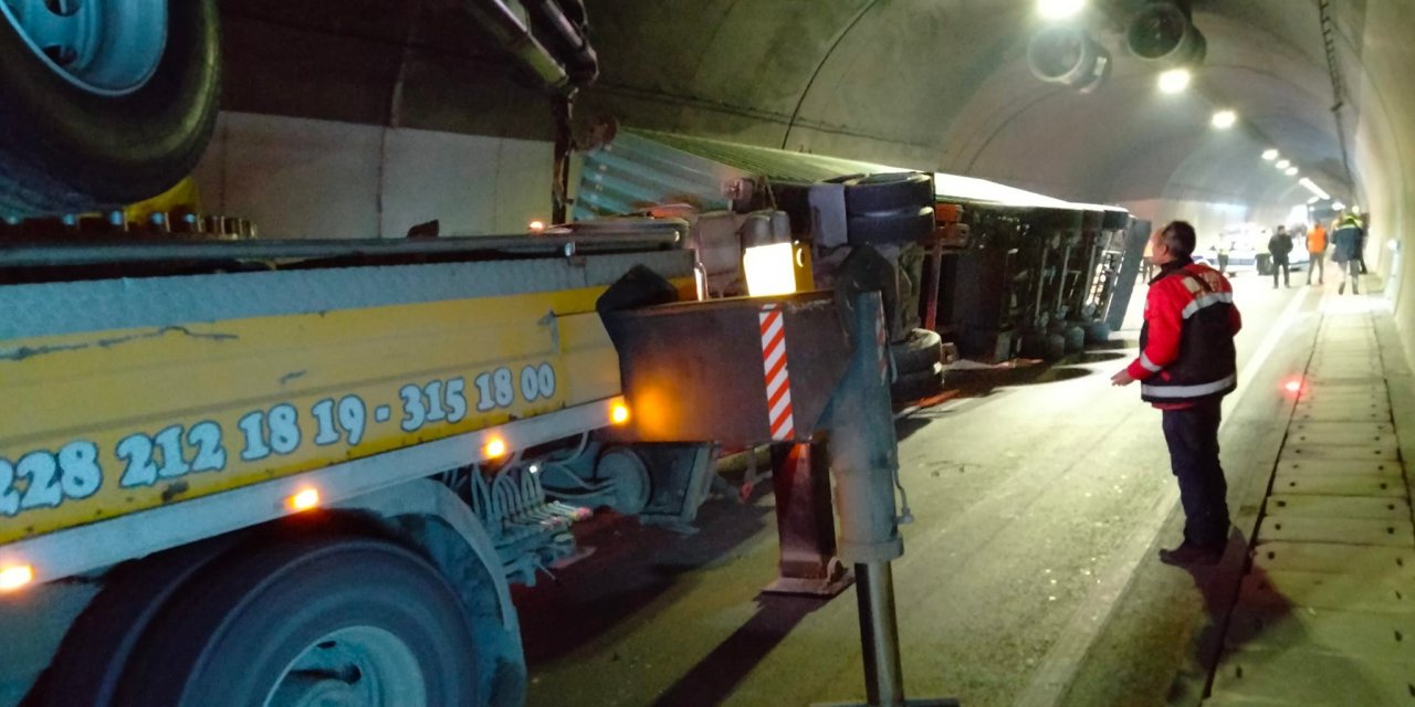 KONTROLDEN ÇIKAN TIR, OSMANGAZİ TÜNELİ’NDE YAN YATTI