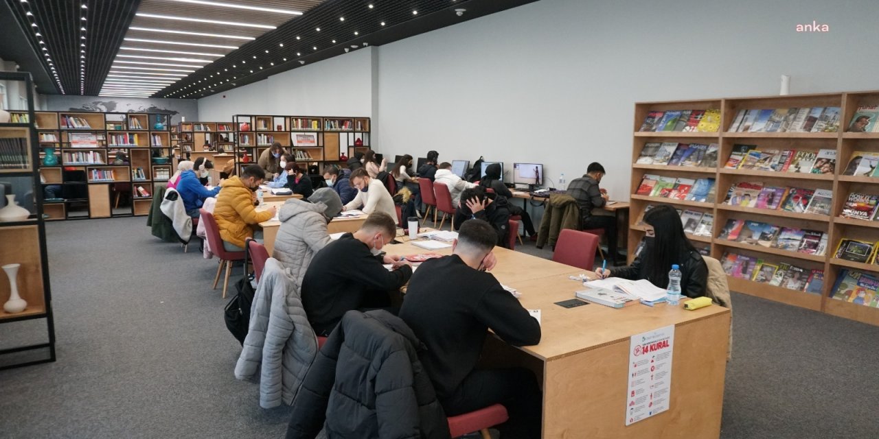 GENÇLERDEN İZMİT BELEDİYESİ KÜTÜPHANESİ'NE YOĞUN İLGİ