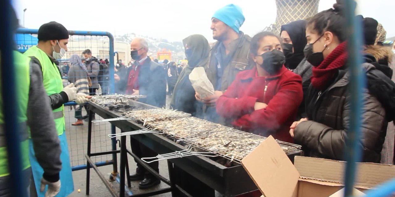 RİZE'DE HAMSİ FESTİVALİ: 2,5 TON HAMSİ 2 SAATTE TÜKETİLDİ