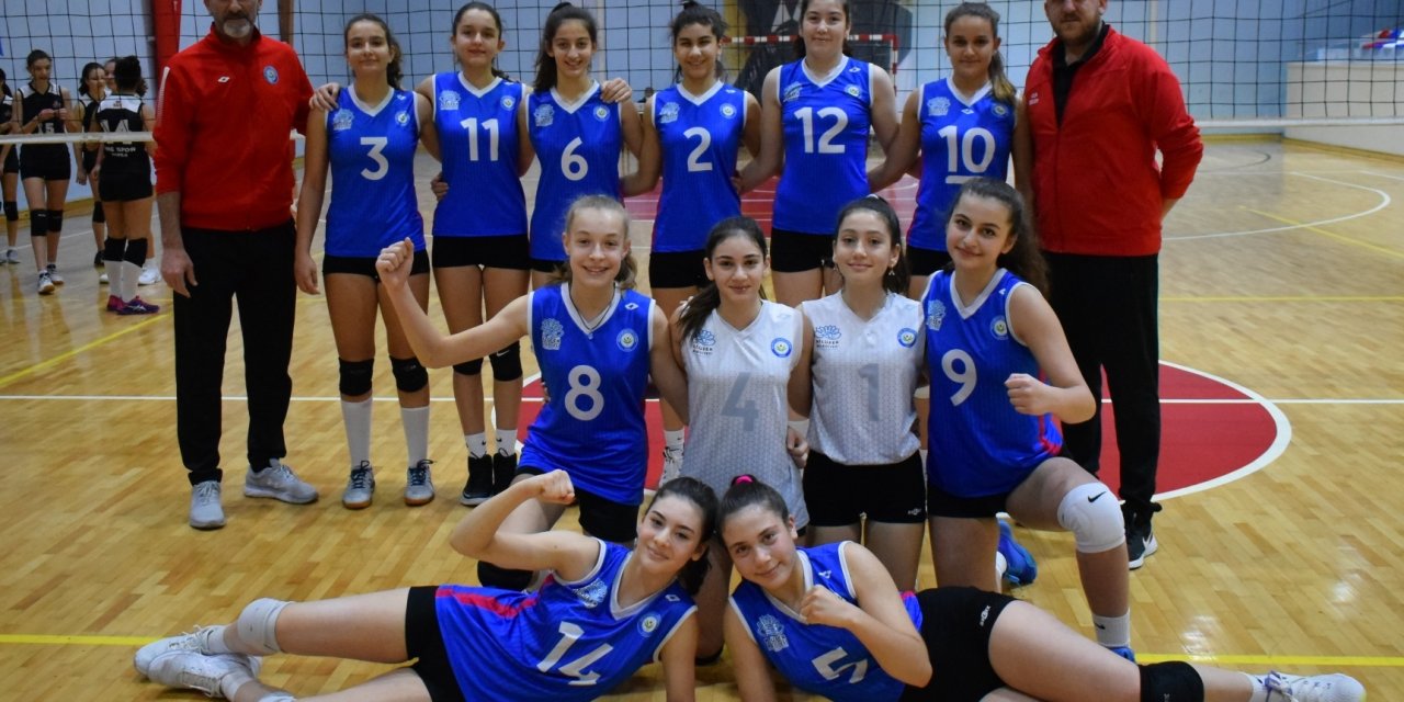 NİLÜFERLİ KÜÇÜK KIZLAR, YENİLGİSİZ LİDER