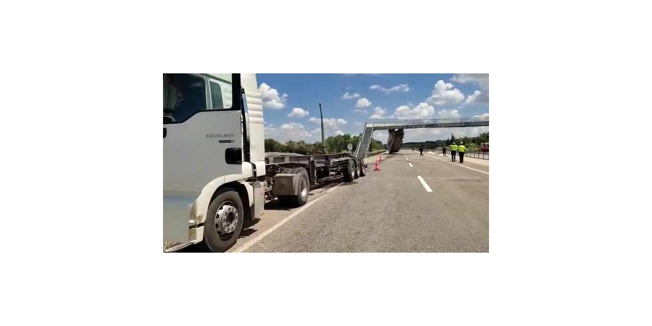 DAMPERİ AÇIK KALAN KAMYON ÜST GEÇİDE ÇARPTI