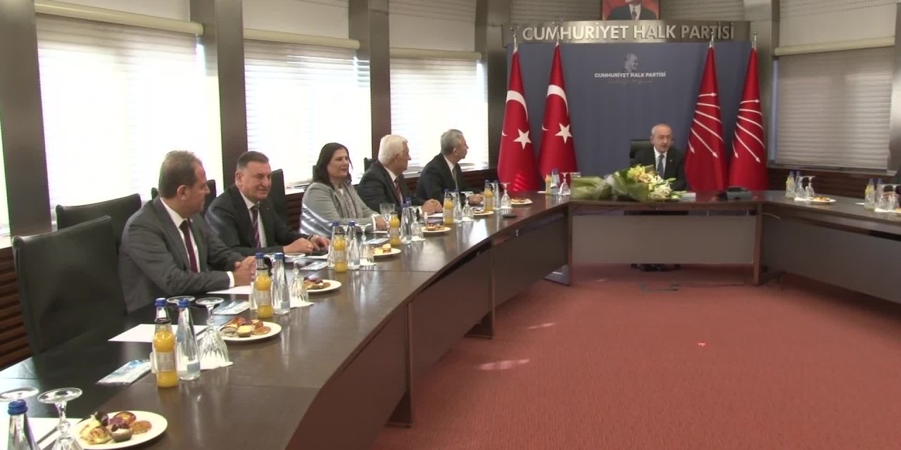 KILIÇDAROĞLU, CHP'Lİ BÜYÜKŞEHİR BELEDİYE BAŞKANLARIYLA BİR ARAYA GELDİ