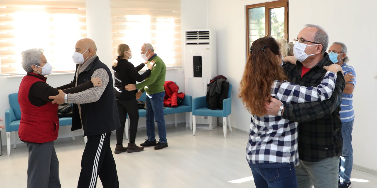 AKTİF YAŞLI MERKEZİ’NİN YAŞLI BİREYLERİ DANS PİSTİNE ÇIKTI