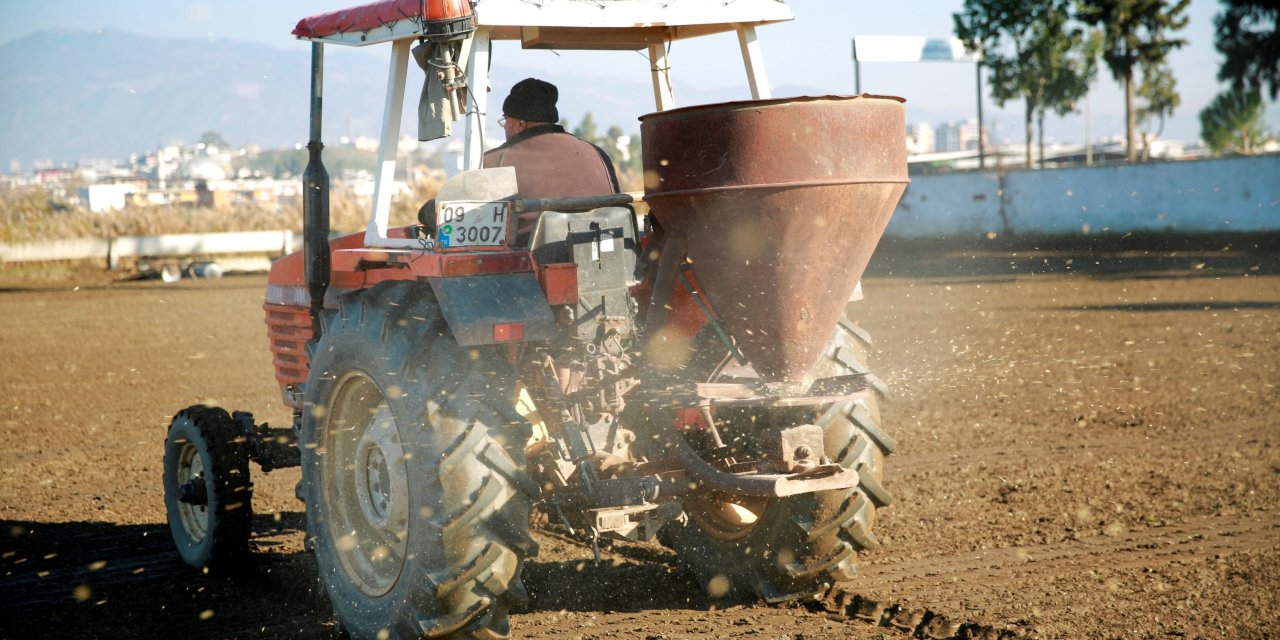 AYDIN BÜYÜKŞEHİR, TARIM ARAZİLERİNİ DEĞERLENDİRMEK İÇİN ARPA EKİMİNE BAŞLADI