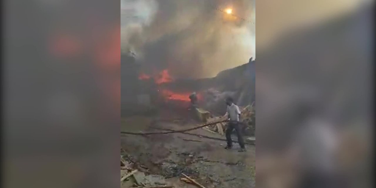FETHİYE’DE MARANGOZ ATOLYESİ’NDE ÇIKAN YANGINA, HEM KARADAN, HEM HAVADAN MÜDAHALE YAPILIYOR