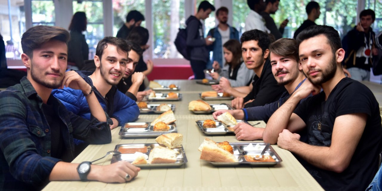 BORNOVA BELEDİYESİ'NDEN ÖĞRENCİLERE MÜJDE: ÜCRETSİZ YEMEK HİZMETİ YENİDEN BAŞLIYOR