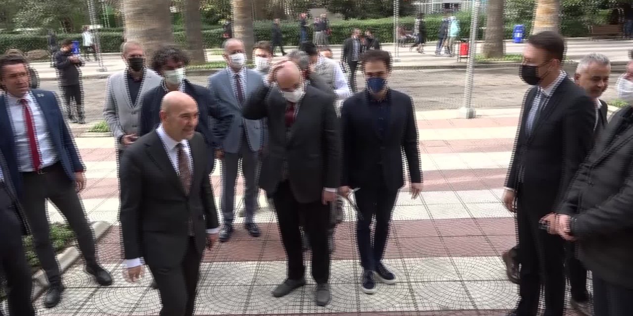 TUNÇ SOYER BELEDİYE PERSONELİNİN YENİ YILINI KUTLADI