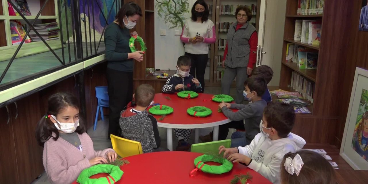 BORNOVA'DA YILBAŞI SÜSLERİ İLÇENİN MİNİKLERİNDEN