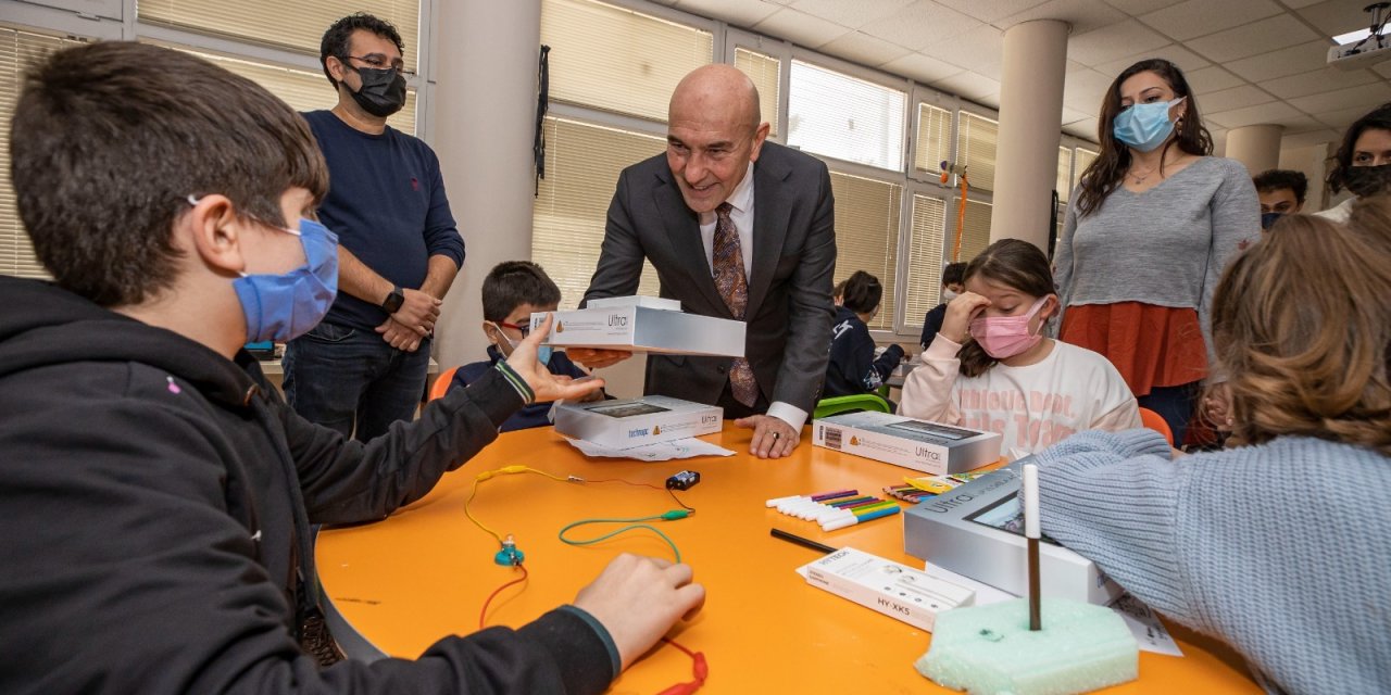 İZMİR'DE 900 ÖĞRENCİYE TABLET HEDİYESİ