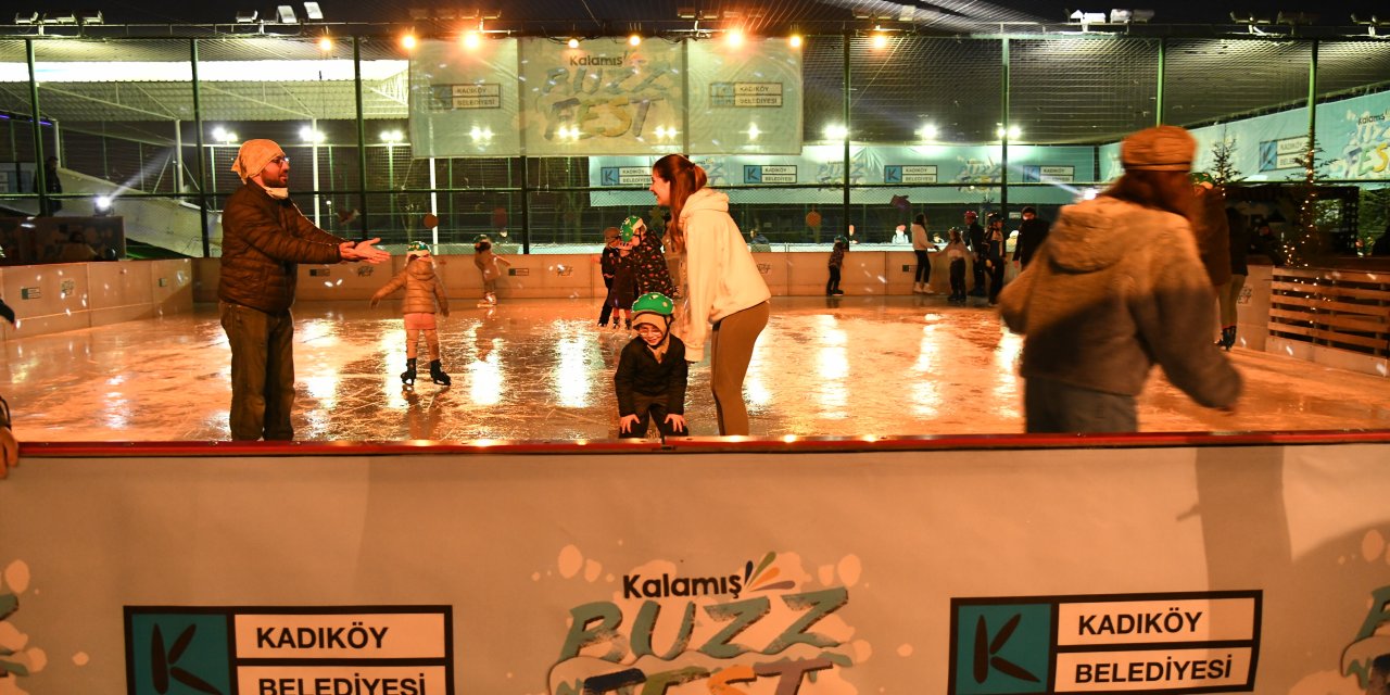 KADIKÖY BELEDİYESİ'NCE DÜZENLENEN BUZZFEST, YILBAŞI EĞLENCESİNE HAZIRLANIYOR