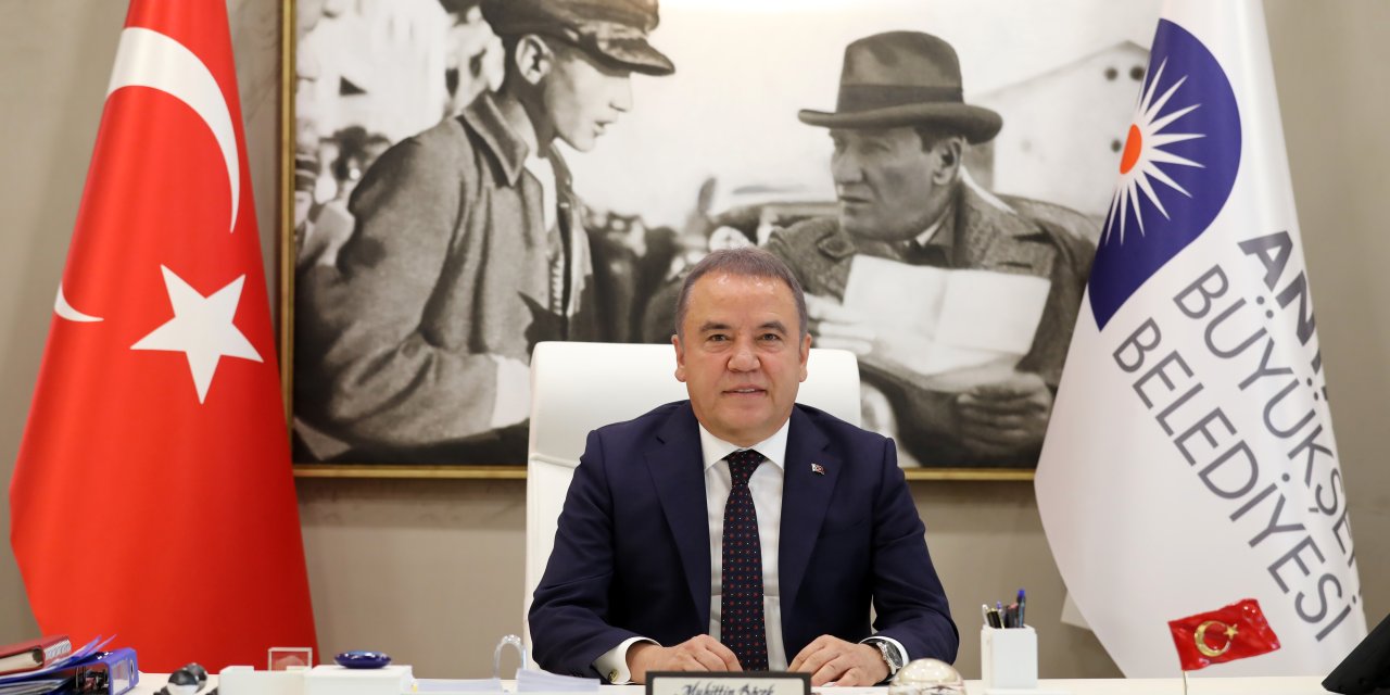 MUHİTTİN BÖCEK: "2022 YILININ HEPİMİZE GÜZELLİKLER GETİRMESİNİ DİLİYORUM"