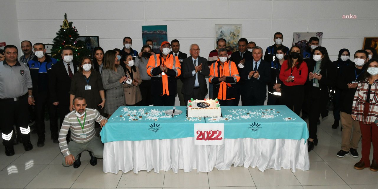 BAŞKAN SELVİTOPU, YENİ YIL PASTASINI MECLİS ÜYELERİ VE ÇALIŞANLARLA BİRLİKTE KESTİ