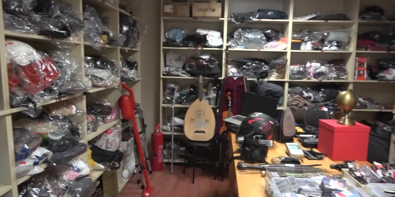 İETT'NİN OTOBÜS VE METROBÜSLERİNDE BU YIL 62 BİNDEN FAZLA EŞYA UNUTULDU. KÜLÇE ALTININI, GELİNLİK-DAMATLIĞINI, HATTA TAKMA DİŞİNİ UNUTAN BİLE VAR