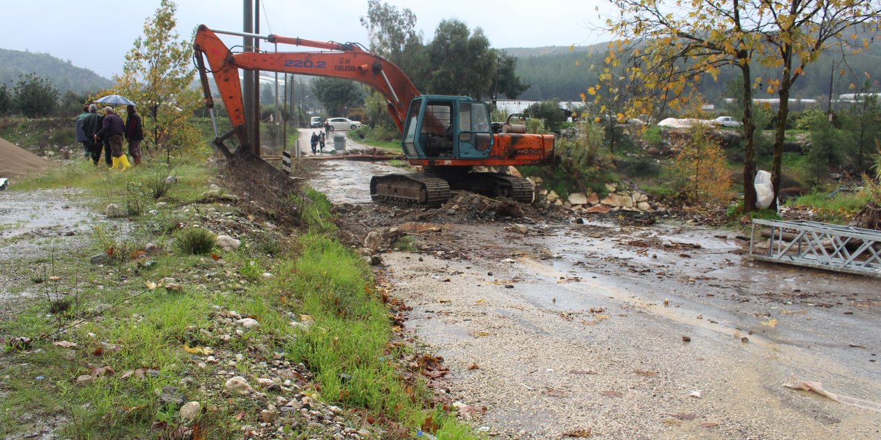 ANTALYA BÜYÜKŞEHİR BELEDİYESİ EKİPLERİ KUMLUCA’DA GÖREV BAŞINDA