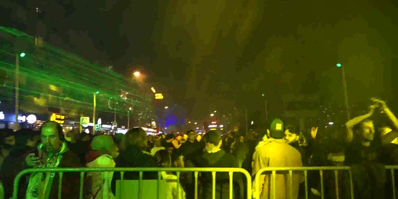 KUŞADASI’NDA ON BİNLER, YENİ YILA SOKAK PARTİSİYLE GİRDİ