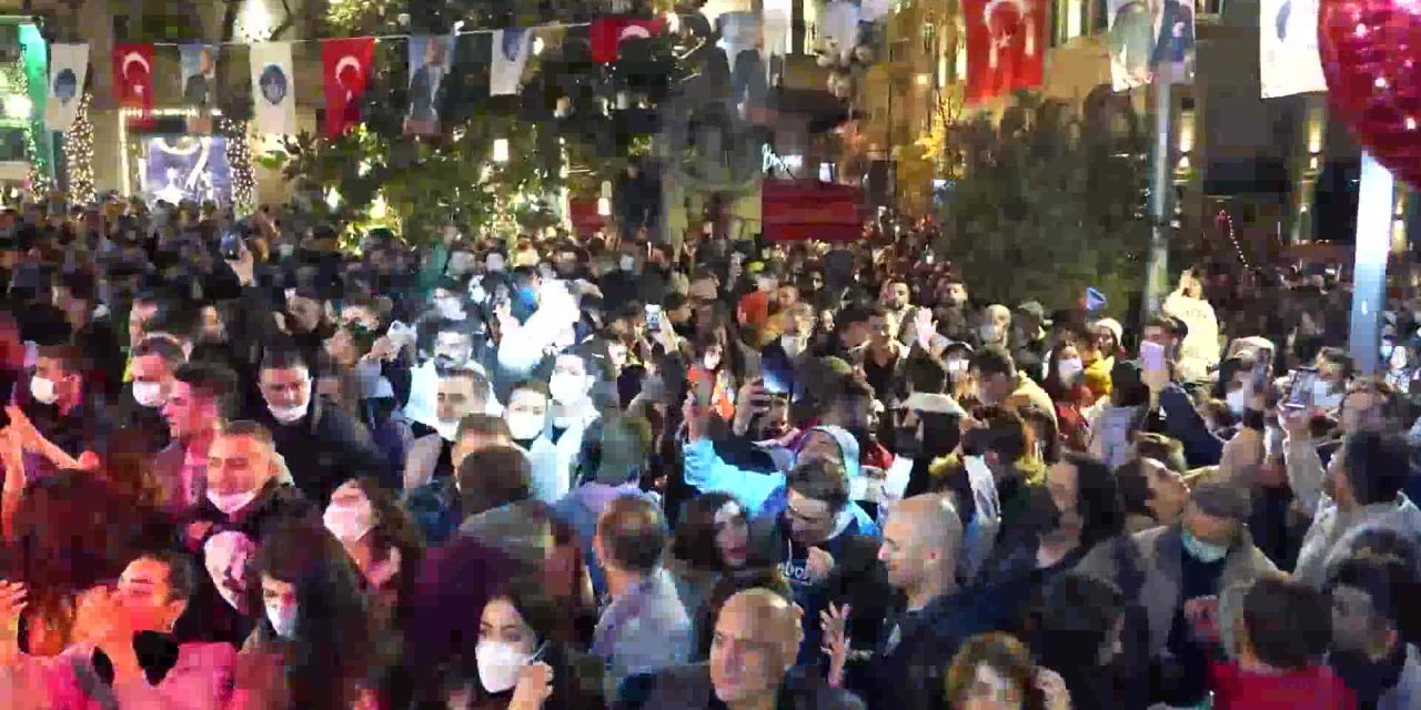 ŞİŞLİ’DE YENİ YIL BÜYÜK BİR COŞKUYLA KUTLANDI