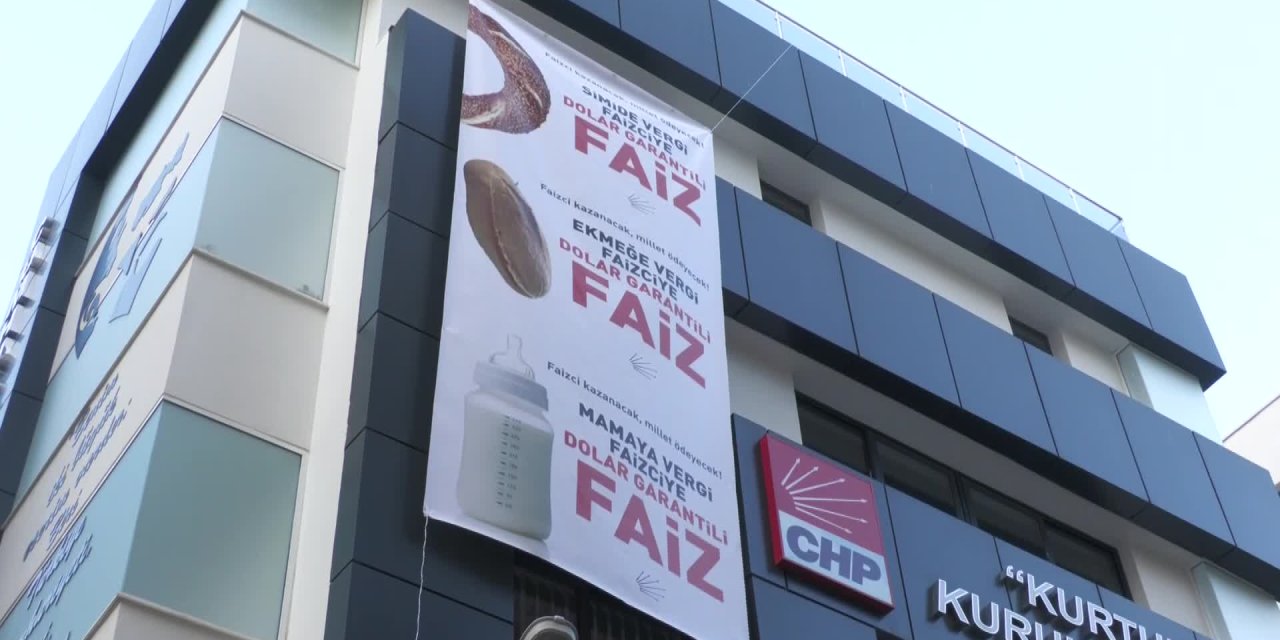 CHP İZMİR İL BİNASI'NA "FAİZCİYE DOLAR GARANTİLİ FAİZ" PANKARTI ASILDI