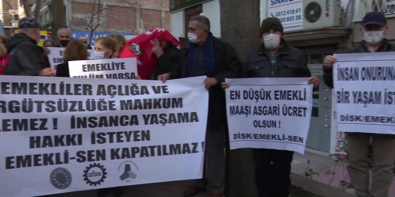 DİSK EMEKLİ-SEN'DEN 'ZAM' PROTESTOSU: İKTİDAR EMEKLİLERİN CEBİNDEKİ 3 KURUŞA GÖZ DİKMİŞTİR