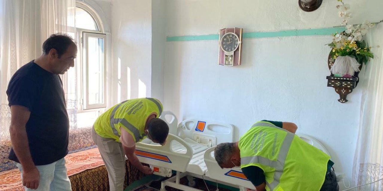 ANTALYA BÜYÜKŞEHİR, ELEKTRİKLİ HASTA YATAKLARINI İHTİYAÇ SAHİPLERİNE ULAŞTIRIYOR