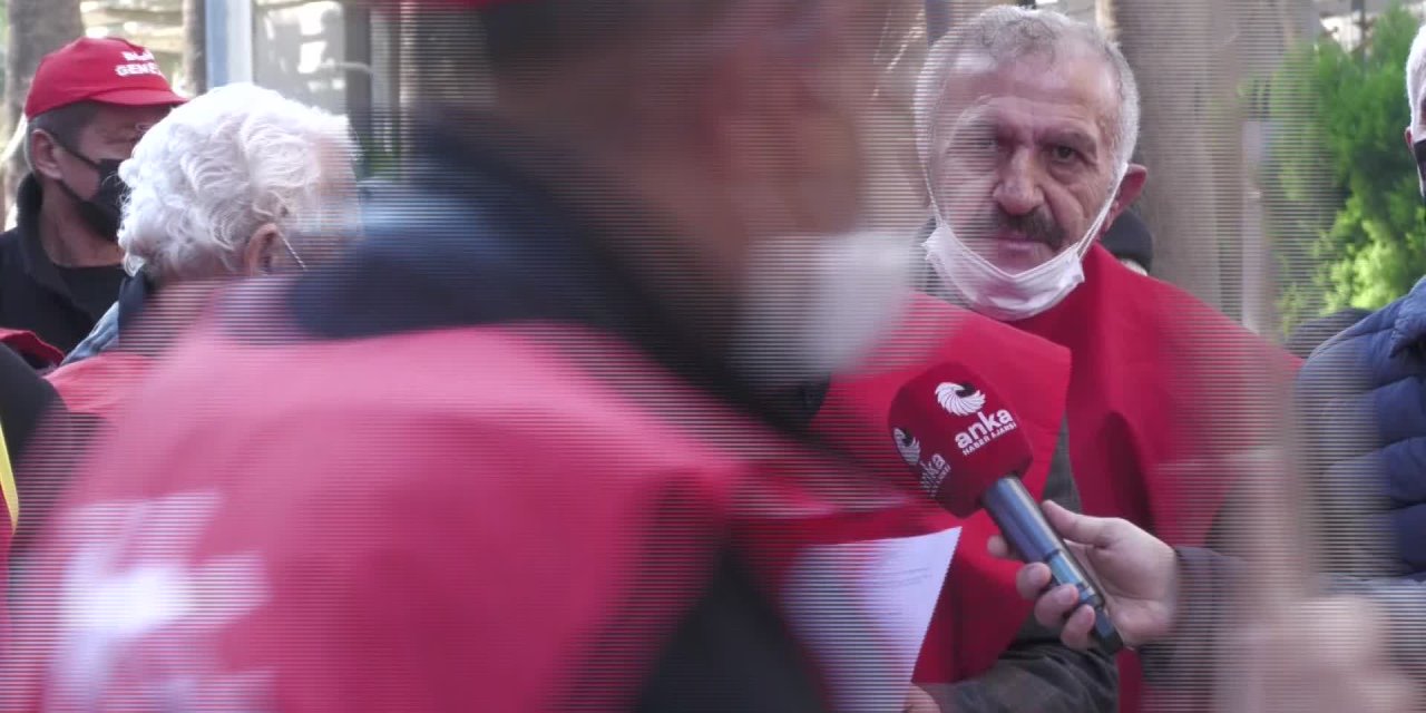 İZMİR'DE EMEKLİLER FATURA YAKTI: “HÜKÜMET ZAMMINI AL BAŞINA ÇAL"