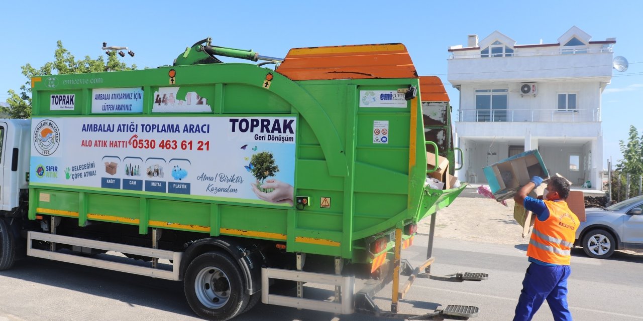 KARABURUN’DA ATIKLAR KAYNAĞINDA AYRIŞTIRILIYOR