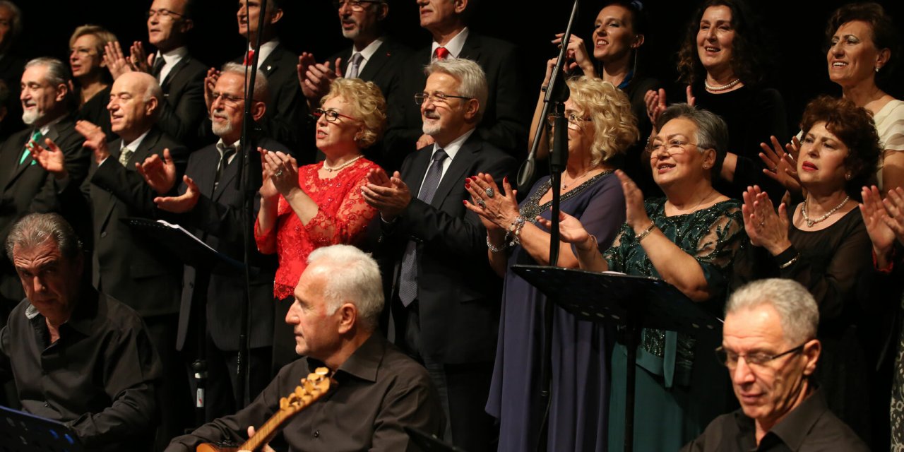 NİLÜFER BELEDİYE BAŞKANI TURGAY ERDEM SEVGİ VE KARDEŞLİK KOROSU İLE TÜRKÜ SÖYLEDİ