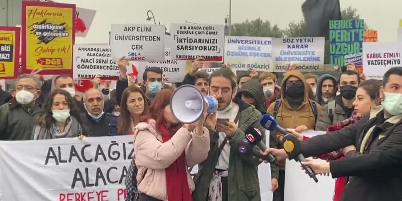 3 AY SONRA HAKİM KARŞISINA ÇIKAN BOĞAZİÇİLİ ÖĞRENCİLERE DESTEK: "ÇOCUKLARIMIZIN BARIŞÇIL EYLEMLERİNE SONUNA KADAR DESTEK VERECEĞİZ"