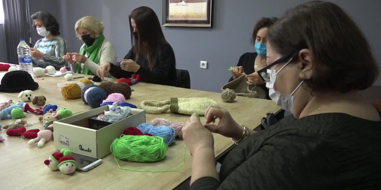BUCA’DA AÇILAN AMİGURUMİ KURSLARI KADINLARI HAYATA BAĞLIYOR