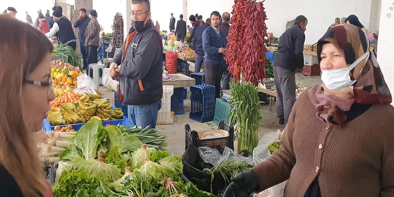 CHP’Lİ KARACA’NIN DİNLEDİĞİ PAZAR ESNAFI: "5 LİRA ABLACIĞIM’ DİYORSUN, ‘2 BUÇUK LİRAYA VERECEKSEN, ALAYIM’ DİYOR. BEN NE KAZANACAĞIM, ZATEN 3 LİRAYA ALIYORUM”