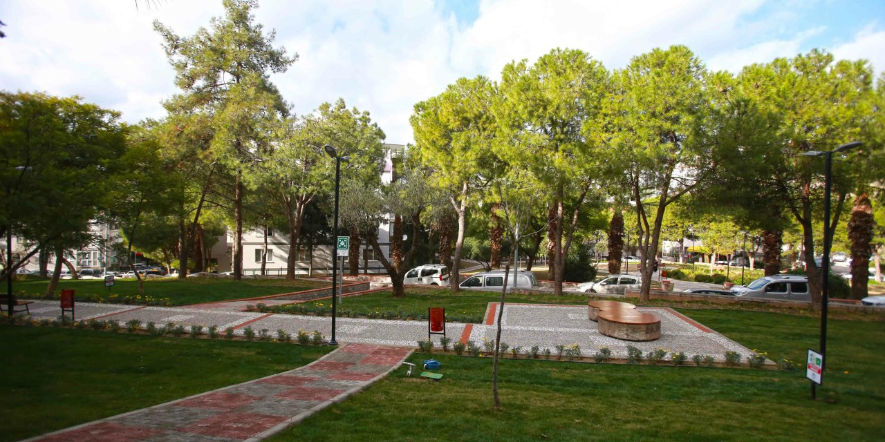 KARABAĞLAR BELEDİYESİ PARKLARI YENİLEMEYE DEVAM EDİYOR