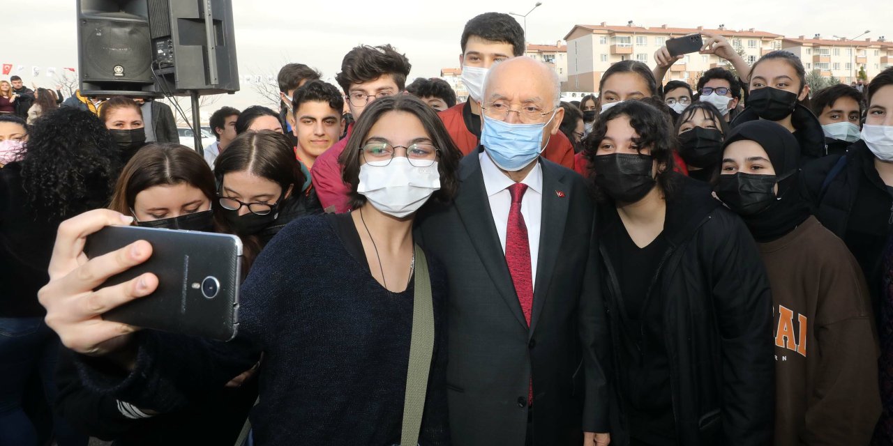 YENİMAHALLE BELEDİYE BAŞKANI YAŞAR, LİSE ÖĞRENCİLERİYLE AĞAÇ DİKTİ