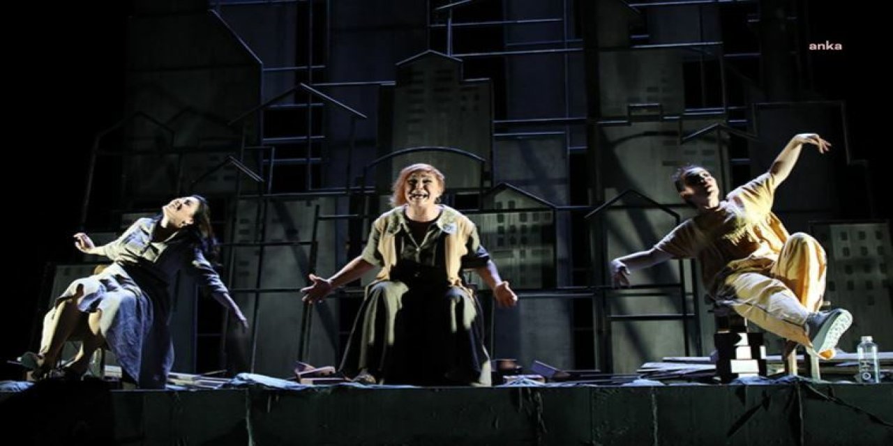 İBB ŞEHİR TİYATROLARI “SEN İSTANBUL’DAN DAHA GÜZELSİN” OYUNUYLA ESENYURT’TA