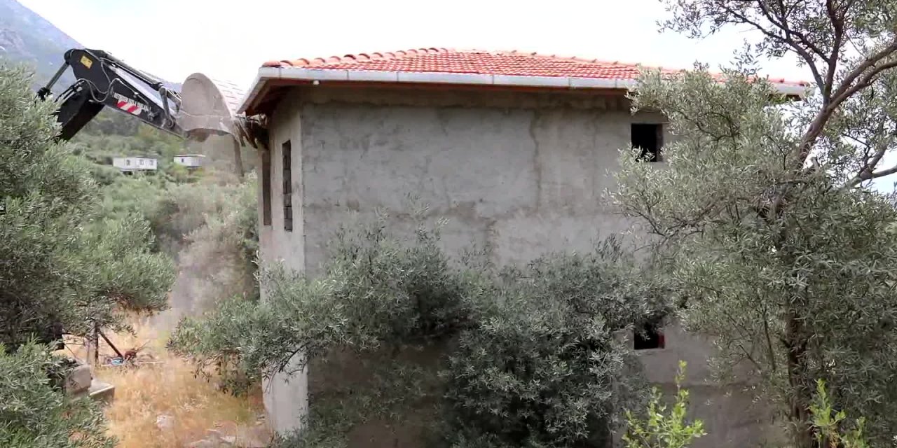 MENTEŞE BELEDİYESİ , AKBÜK KOYU’NDA 2. ETAP YIKIM ÇALIŞMALARINA BAŞLADI