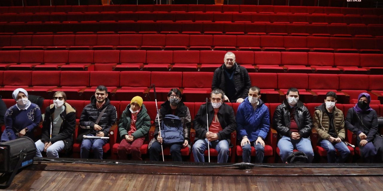 GÖRME ENGELLİ ÖĞRENCİLER LEVENT ÜZÜMCÜ’YLE BULUŞTU