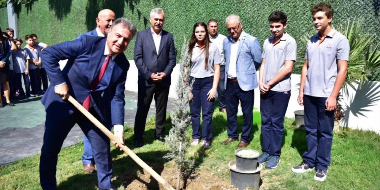BORNOVA’DA PARKLAR YENİLENİYOR