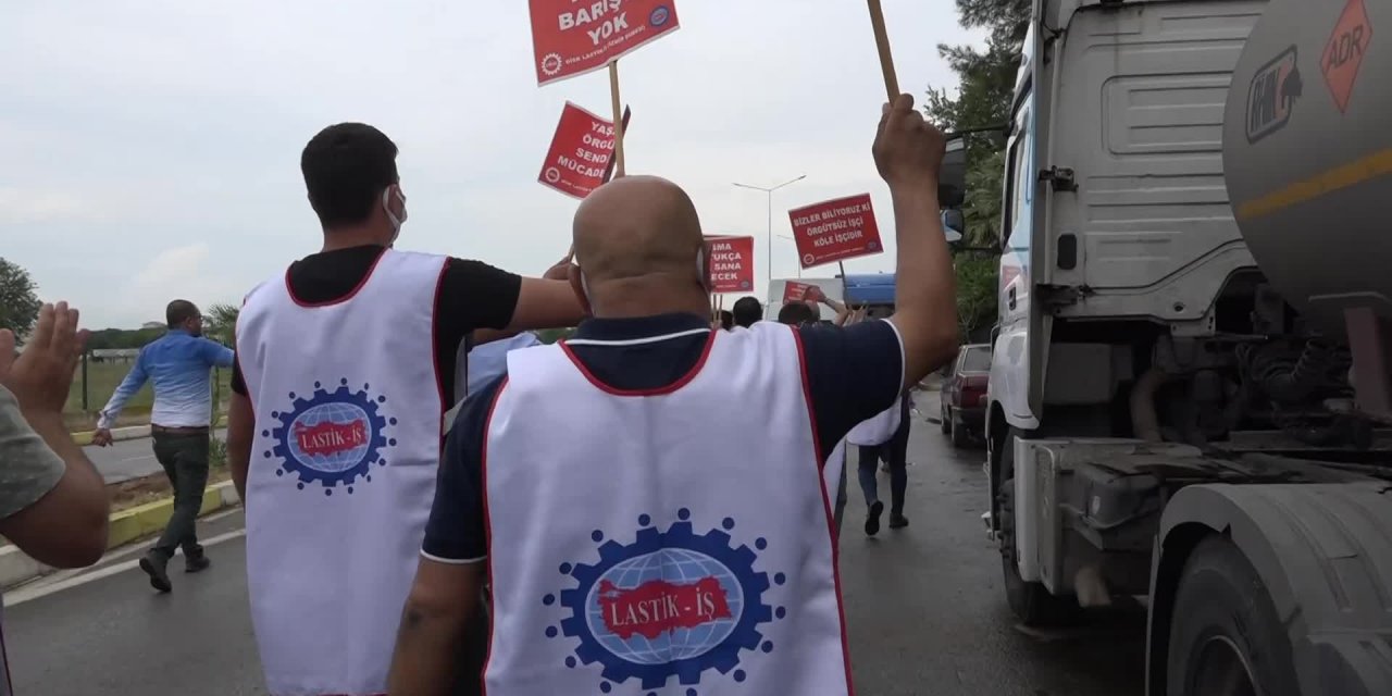 İZMİR'DE İŞÇİLER FABRİKA ÖNÜNDE EYLEM YAPTI: "KOD-25 GEREKÇESİYLE İŞTEN ATILDIK, TERÖRİST MUAMELESİ GÖRDÜK"