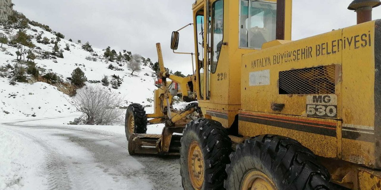 ANTALYA BÜYÜKŞEHİR’DEN KARLA MÜCADELE ÇALIŞMASI