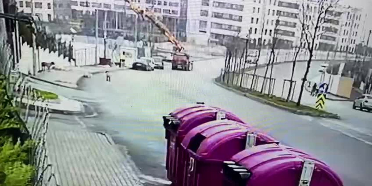 DİREKSİYONU KIRARAK YOL KENARINDA OYNAYAN KÖPEĞİ EZDİ