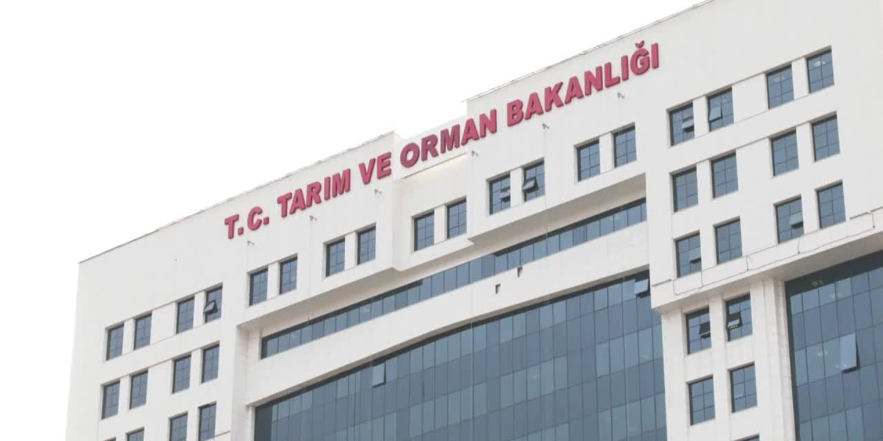 ÇİFTÇİLER TARIM VE ORMAN BAKANLIĞI ÖNÜNDE EYLEM YAPTI: "HACZEDİLEN ARAZİMİN İÇERİSİNDE BABAMIN MEZARI VAR"