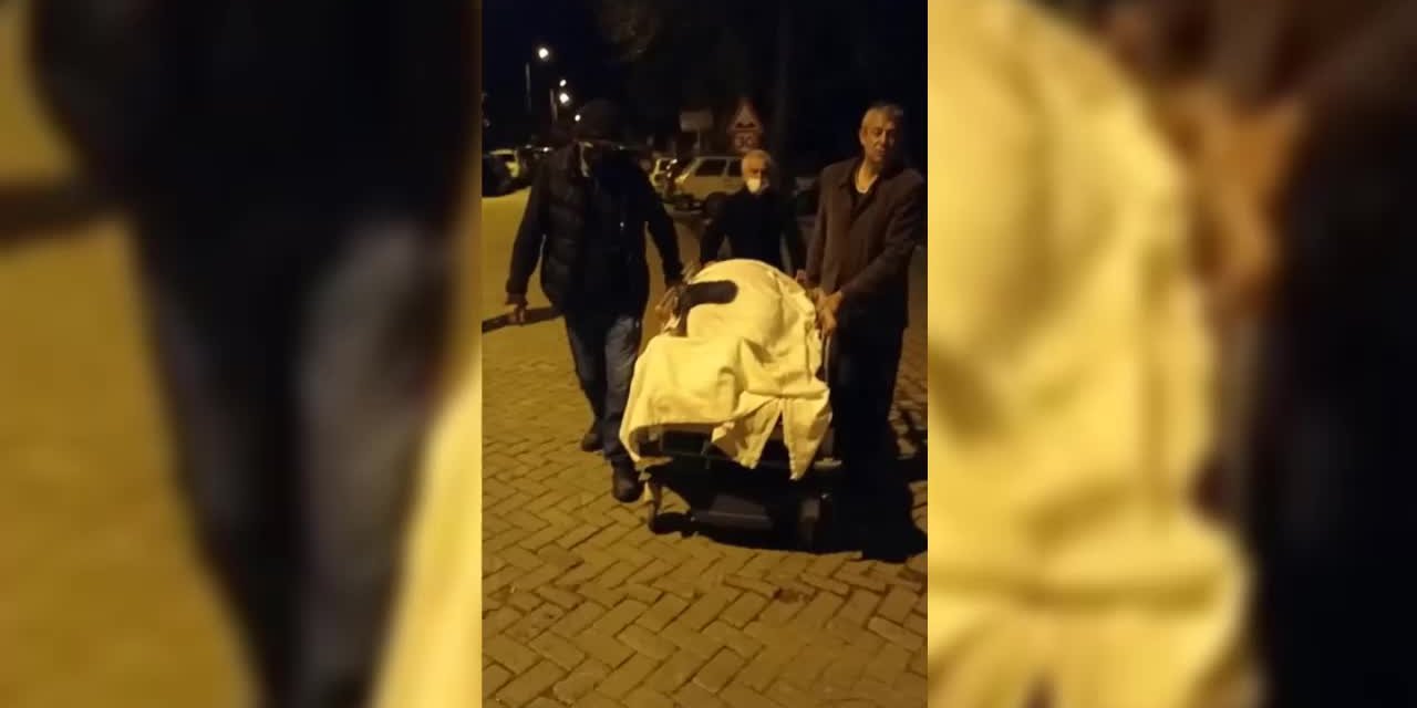 İZMİR'DE 80 YAŞINDAKİ HASTA, AMBULANS VERİLMEYİNCE EVİNE SEDYE İLE TAŞINDI