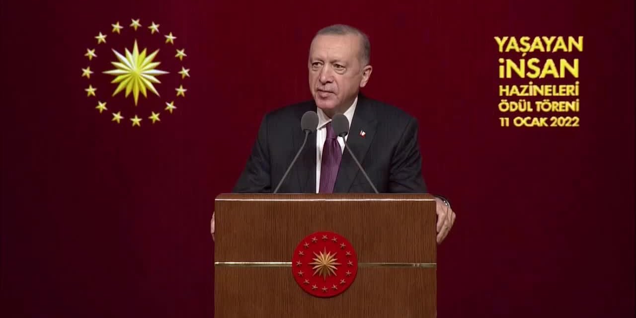 ERDOĞAN: “PARALEL BİR DÜNYA OLUŞTURMA YOLUNDA İLERLEYEN DİJİTAL KURGULARIN ETRAFIMIZI KUŞATTIĞI BİR DÖNEMDE KENDİMİZ OLARAK KALMAK MECBURİYETİNDEYİZ”